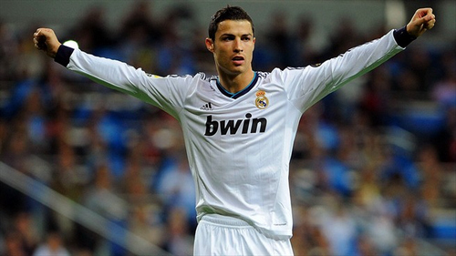 输掉国家德比后，河床球员萨拉斯用拳击打场内拍照的一名人员（国家德比失利后，河床球员萨拉斯拳击场内拍摄人员）