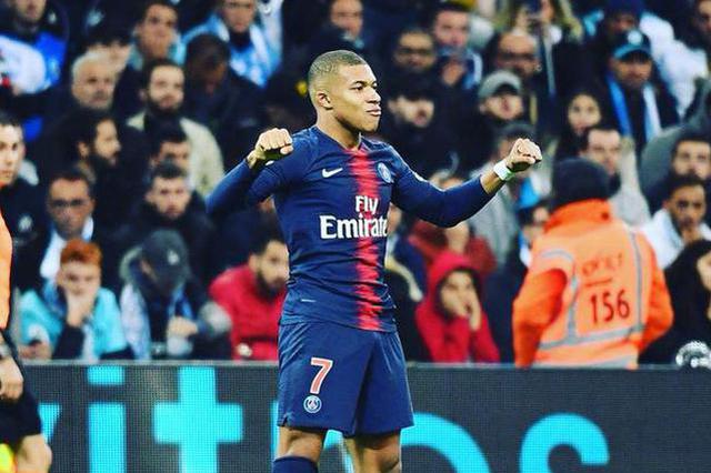 给爷整笑了，曼奇尼假意亲吻布鲁马多，将布鲁马多逗笑（曼奇尼作势亲吻布鲁马多，逗得对方大笑）