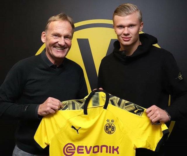 WTT总决赛：林诗栋4-0完胜梁靖崑，挺进男单八强（WTT总决赛：林诗栋4-0横扫梁靖崑，晋级男单八强）