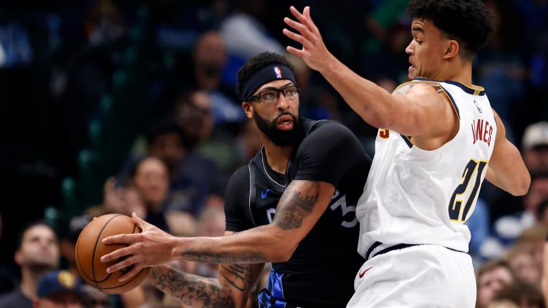 男子下棋时吸烟不慎引燃衣物（男子对弈抽烟失手点燃衣服）